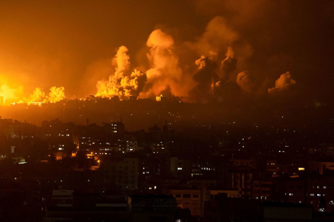 Fuego y humo en la ciudad de Gaza tras un ataque aéreo israelí el 8 de octubre.