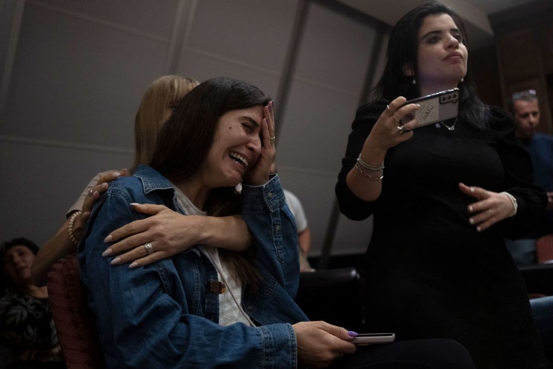 La emoción embarga a una familiar de un israelí desaparecido desde los ataques durante una rueda de prensa en Ramat Gan, Israel, el 8 de octubre.