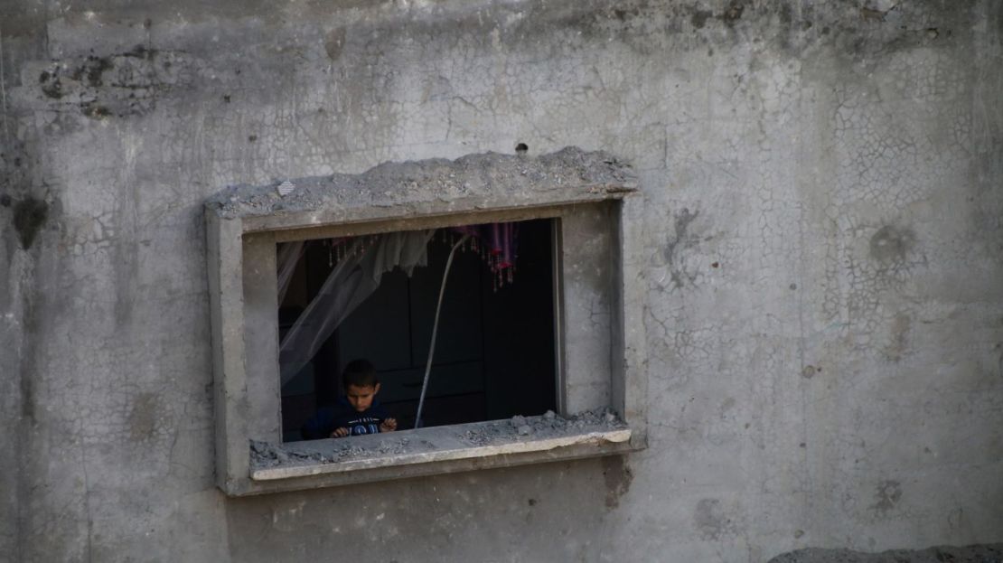 Ciudadanos palestinos inspeccionan los daños causados en sus casas por los ataques aéreos israelíes en la ciudad de Gaza el 8 de octubre.