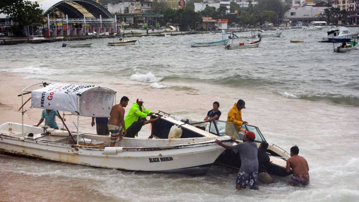 Los pescadores sacan sus botes del mar en anticipación de la llegada de la tormenta tropical Max a Puerto Márquez, estado de Guerrero, México.