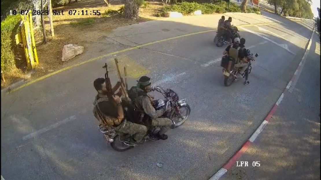 Una captura de pantalla de un vídeo, geolocalizado por CNN, muestra a seis combatientes de Hamas llegando a Be'eri el sábado por la mañana hora local.