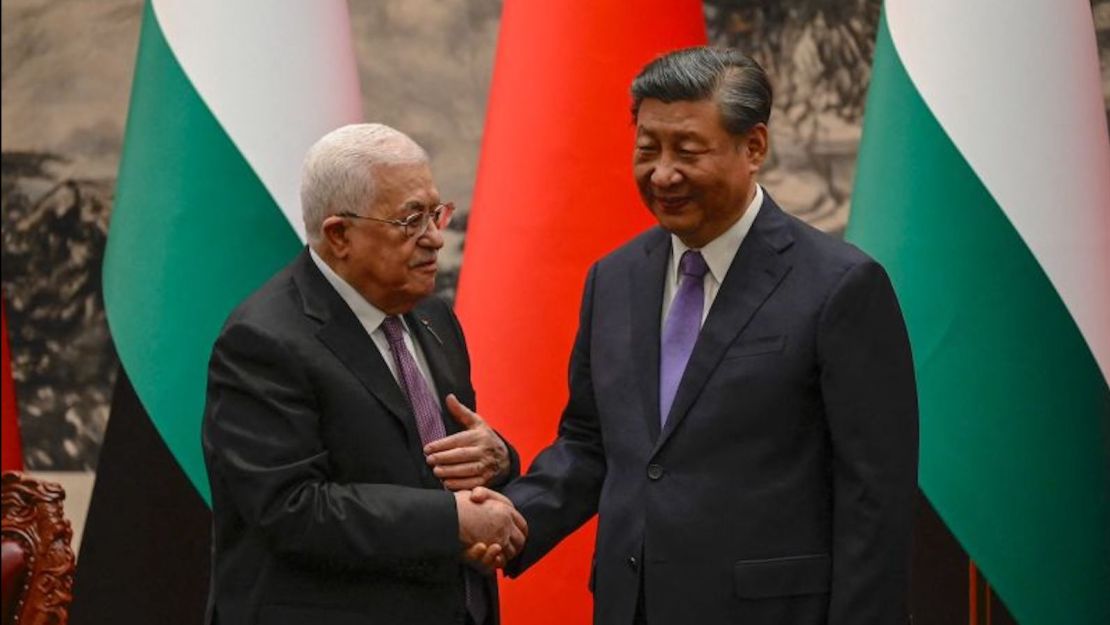 El presidente palestino Mahmud Abbas estrecha la mano del líder chino Xi Jinping en Beijing el 14 de junio de 2023.