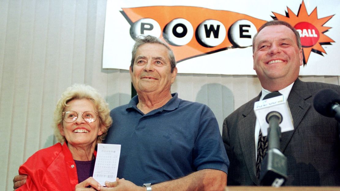 DANIEL LIPPITT/AFP via Getty Images. Ganadores de Powerball en Madison, Wisconsin, 1998.