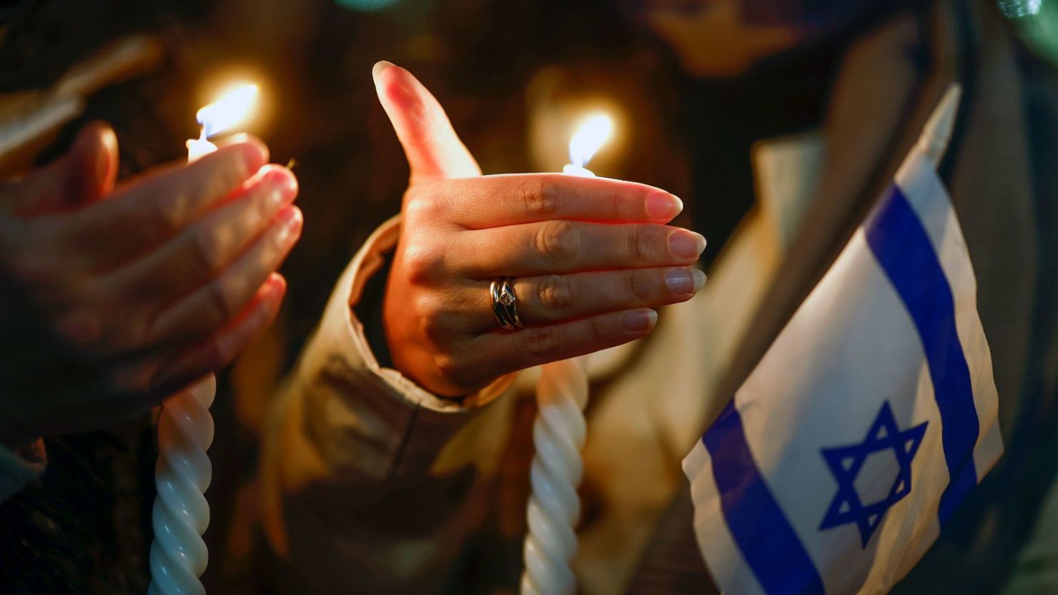  de la comunidad judía de Glasgow se reúnen en Buchanan Street, donde celebraron una vigilia en memoria de los asesinados en Israel por militantes de Hamas, el 11 de octubre de 2023 en Glasgow, Escocia.