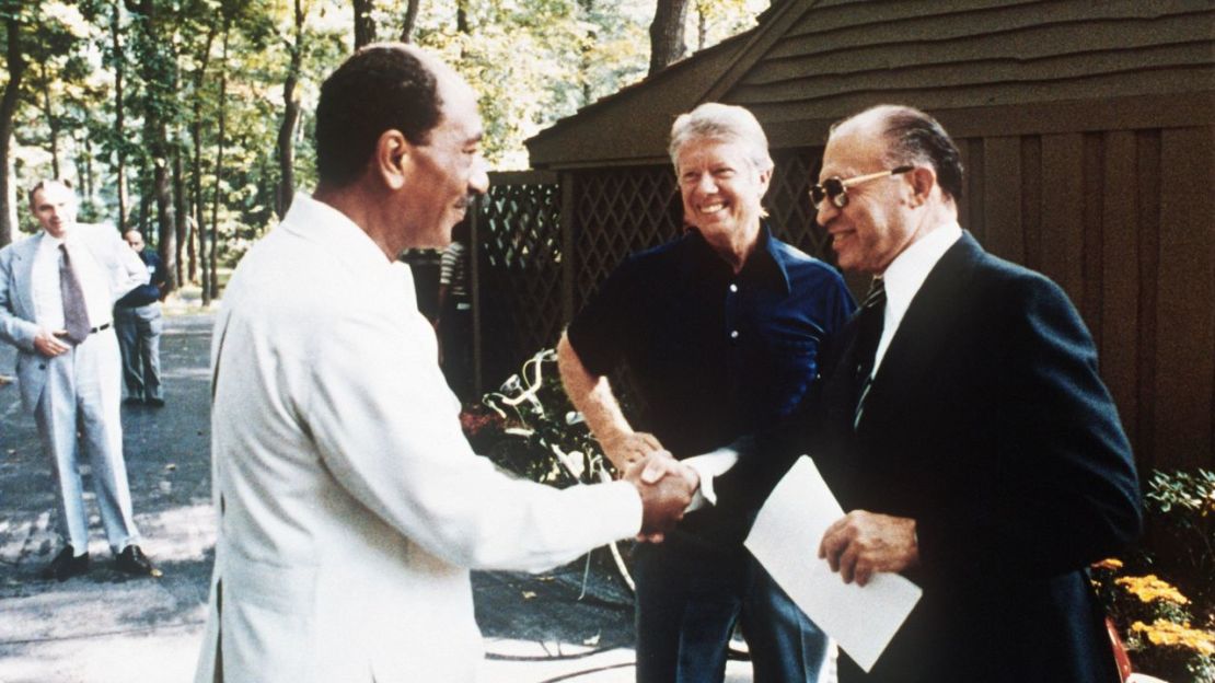 Carter observa cómo el presidente de Egipto Anwar al-Sadat estrecha la mano del israelí Menachem Begin en Camp David en 1978.