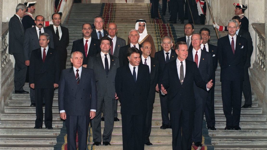 H.W. Bush ayudó a convocar la Conferencia de Paz sobre Medio Oriente en el Palacio Real de Madrid en 1991.