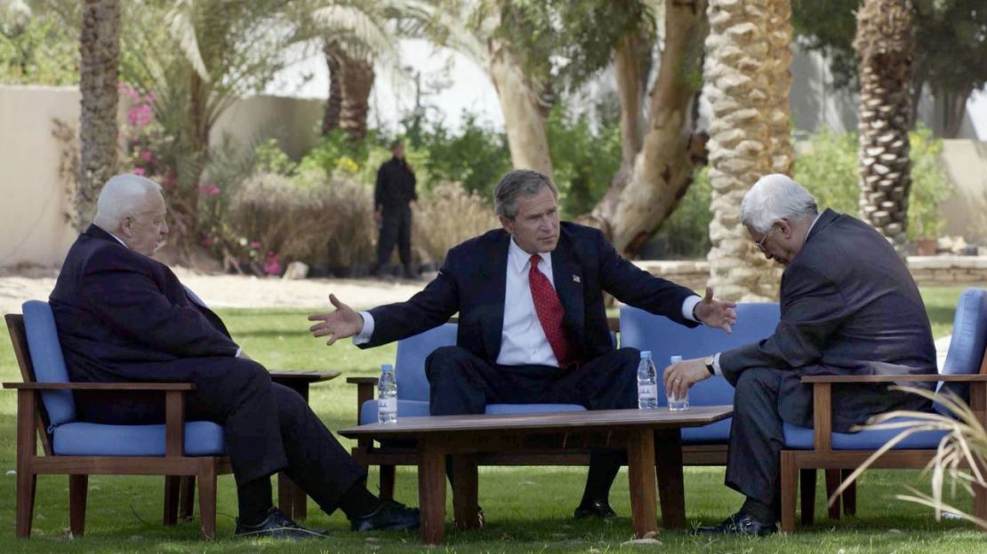 George W. Bush, el primer ministro de Israel Ariel Sharon y el dirigente palestino Mahmoud Abbas se reunieron en 2003 en el resort jordano de Aqaba, en el mar Rojo.