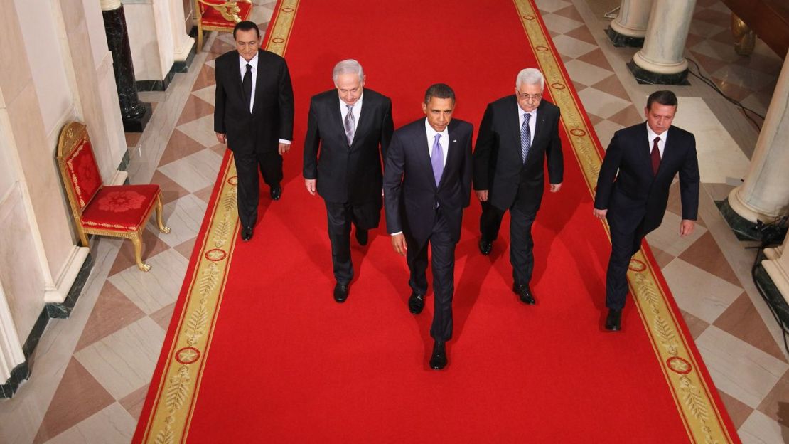 Obama llevó a la Casa Blanca al entonces presidente de Egipto Hosni Mubarak, al primer ministro de Israel, Benjamin Netanyahu, al presidente de la Autoridad Palestina, Mahmoud Abbas, y al rey Abdalá II para mantener conversaciones de paz en 2010.