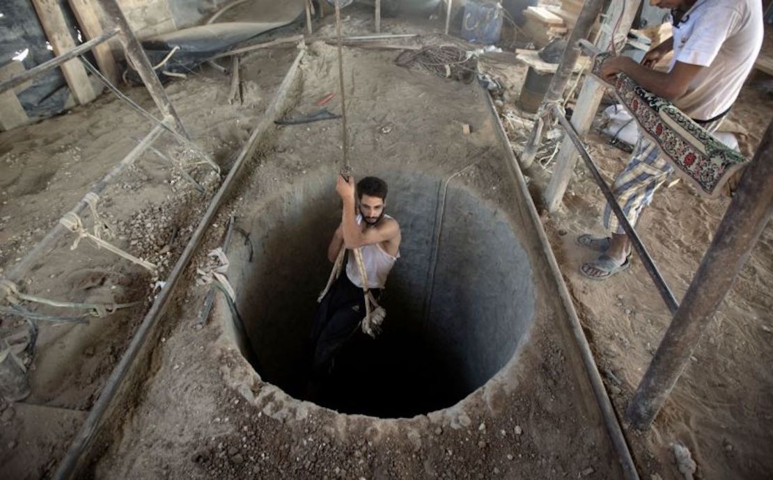 Un palestino es introducido en un túnel de contrabando bajo la frontera entre Gaza y Egipto, en el sur de la Franja de Gaza, el 11 de septiembre de 2013.