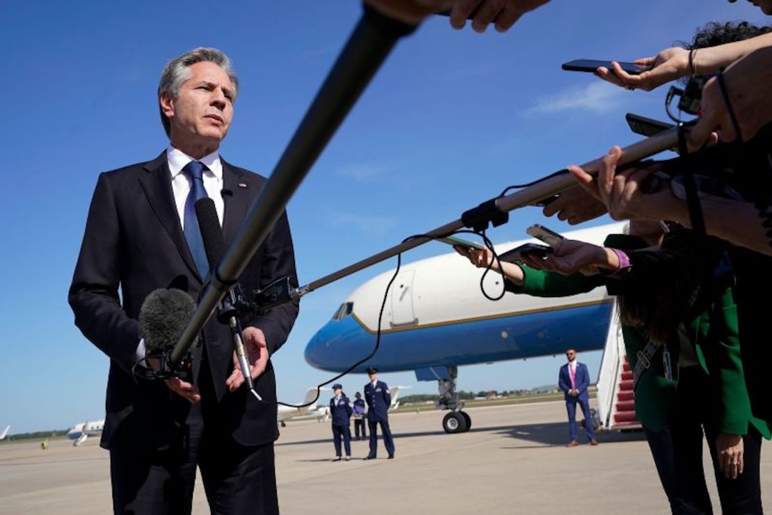 El Secretario de Estado Antony Blinken habla antes de embarcar en un avión, el miércoles 11 de octubre de 2023, en la Base Andrews de la Fuerza Aérea, Maryland, de camino a Israel.