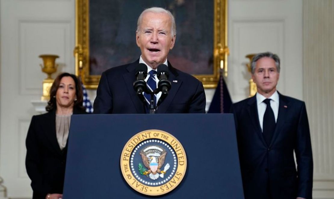 El presidente Joe Biden habla sobre la guerra entre Israel y Hamas, mientras la vicepresidenta Kamala Harris y el secretario de Estado Antony Blinken escuchan, 10 de octubre de 2023.