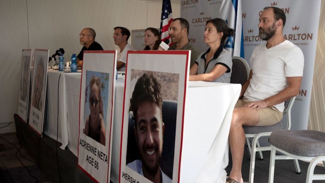 Familiares de ciudadanos desaparecidos desde el ataque del sábado por Hamas cerca de la frontera con Gaza, en Tel Aviv, Israel asisten a una conferencia de prensa el martes 10 de octubre de 2023.