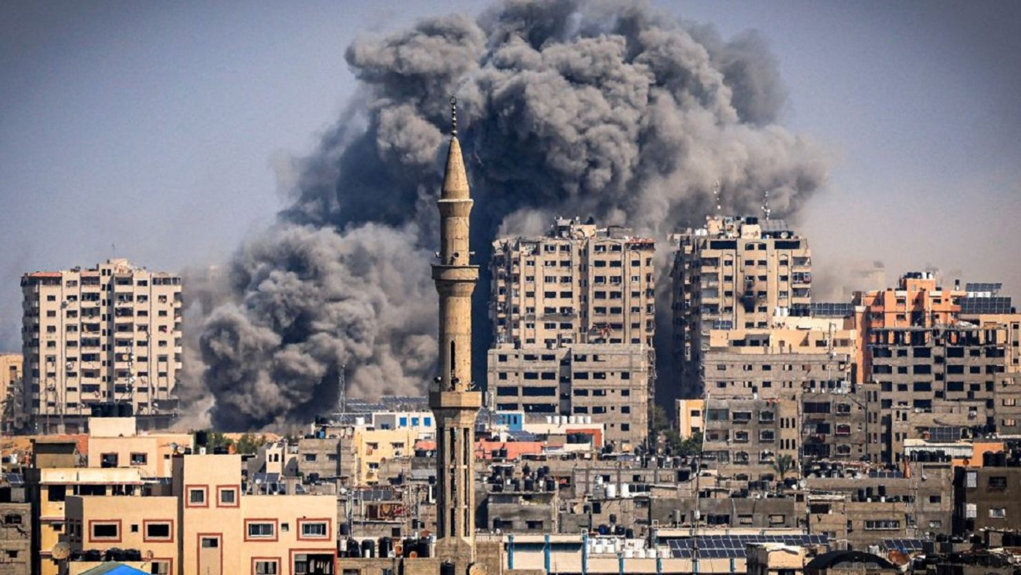 Columnas de humo ondean durante los ataques aéreos israelíes en la ciudad de Gaza el 12 de octubre de 2023, mientras continúan por sexto día consecutivo las encarnizadas batallas entre Israel y el movimiento Hamás. Miles de personas, tanto israelíes como palestinas, han muerto desde el 7 de octubre de 2023, después de que militantes palestinos de Hamás, con base en la Franja de Gaza, entraran en el sur de Israel en un ataque por sorpresa que llevó a Israel a declarar la guerra a Hamás en Gaza el 8 de octubre.