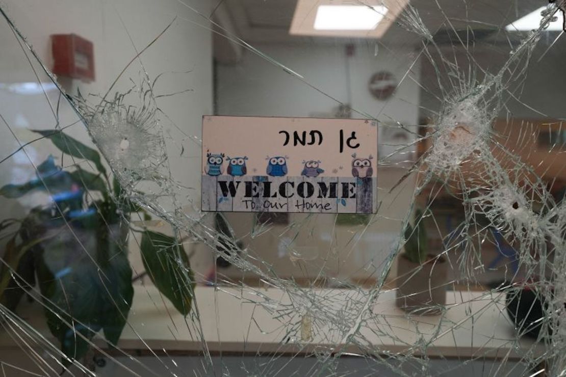 FOTO:::::: Una ventana cerrada a balazos de la entrada de un jardín de infancia en el kibutz Be'eri el miércoles 11 de octubre de 2023.