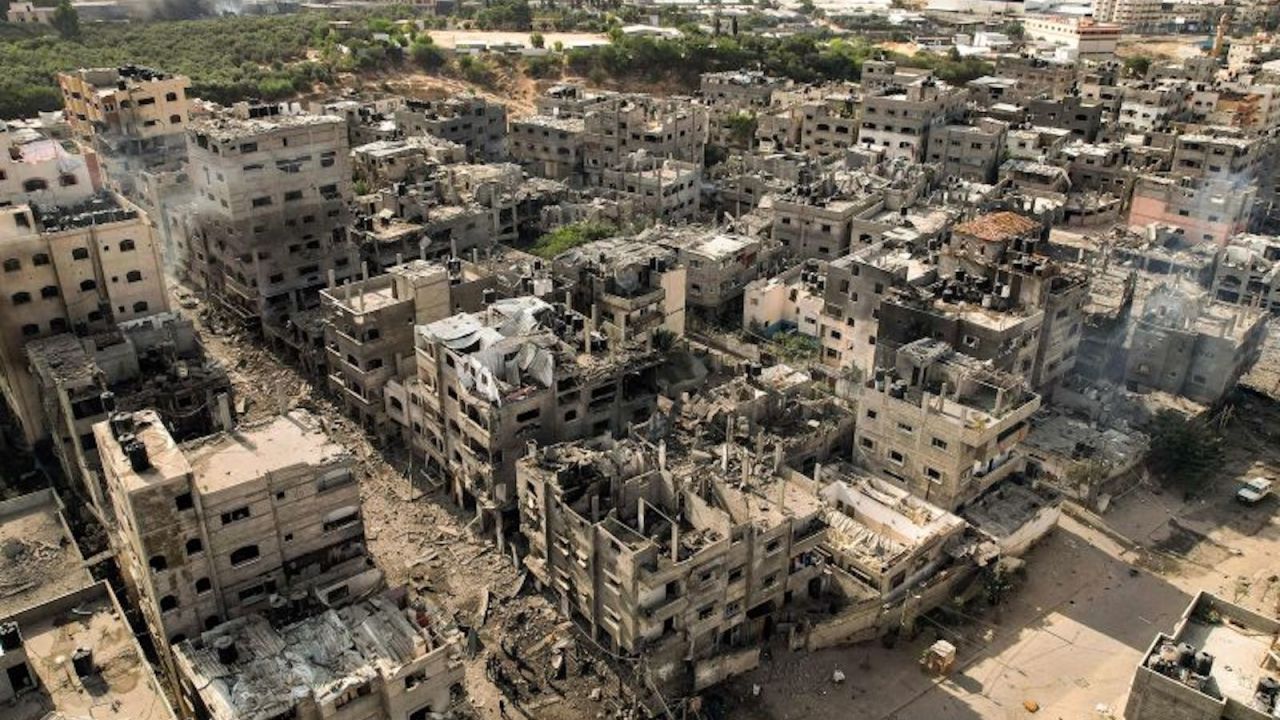 Edificios destruidos por ataques aéreos israelíes en el campo de refugiados palestinos de Jabalia, en la ciudad de Gaza.