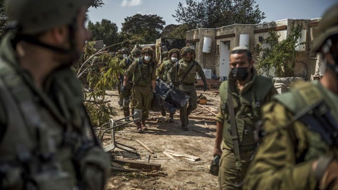 Fuerzas israelíes extraen cadáveres de residentes de una casa destruida en la comunidad de Kfar Aza