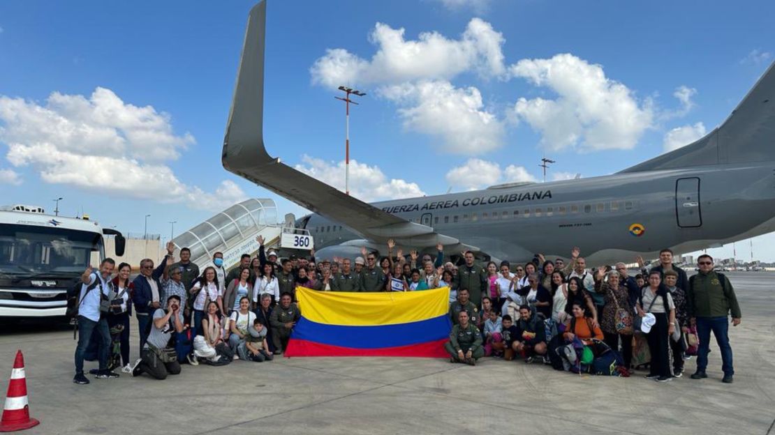 Colombianos antes de despegar de Tel Aviv hacia Lisboa, Portugal.