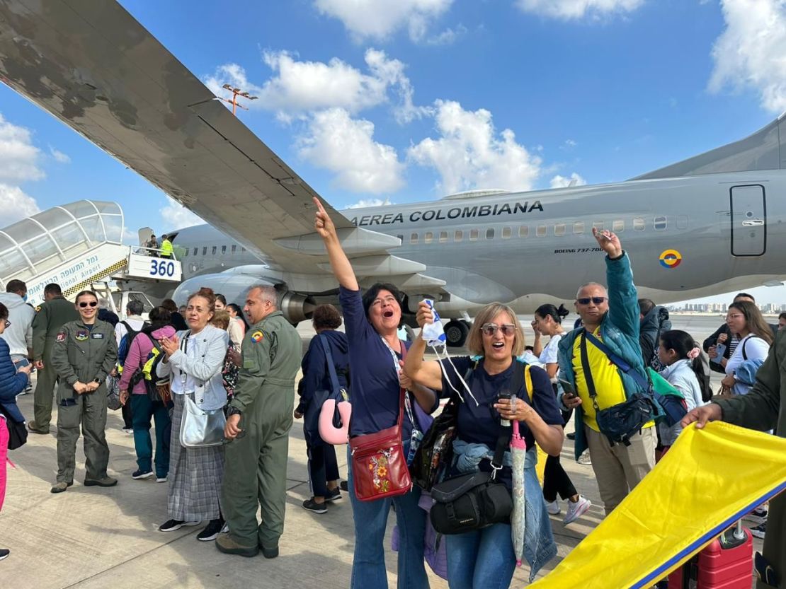 Colombianos celebran antes de despegar de Tel Aviv, Israel, hacia Lisboa, Portugal.