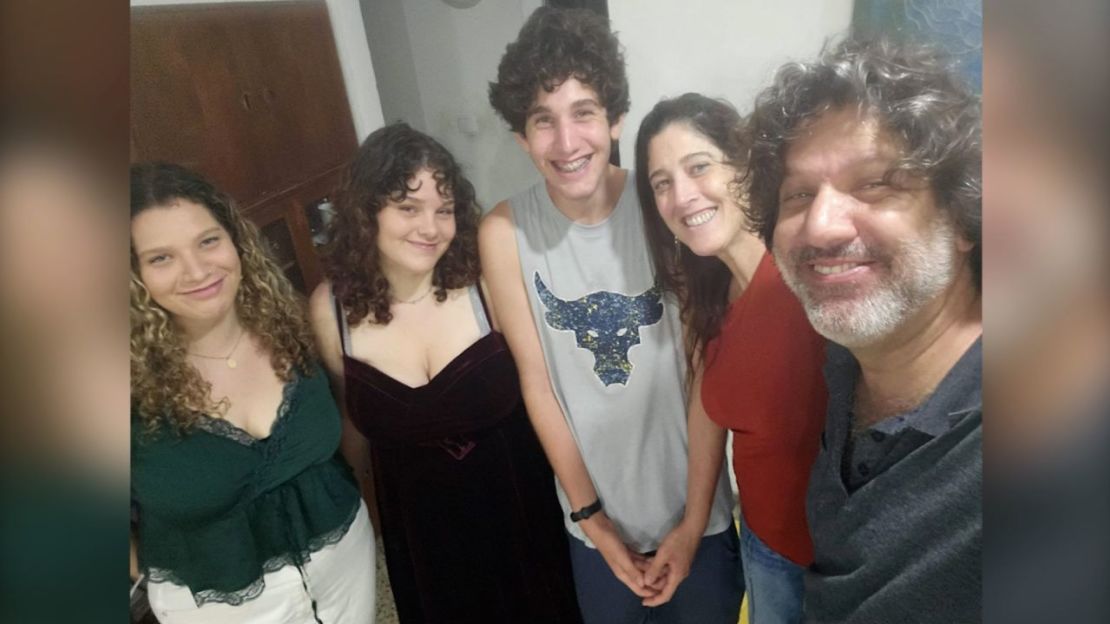 Deborah y Shlomi Matias posan para una foto con sus hijos.