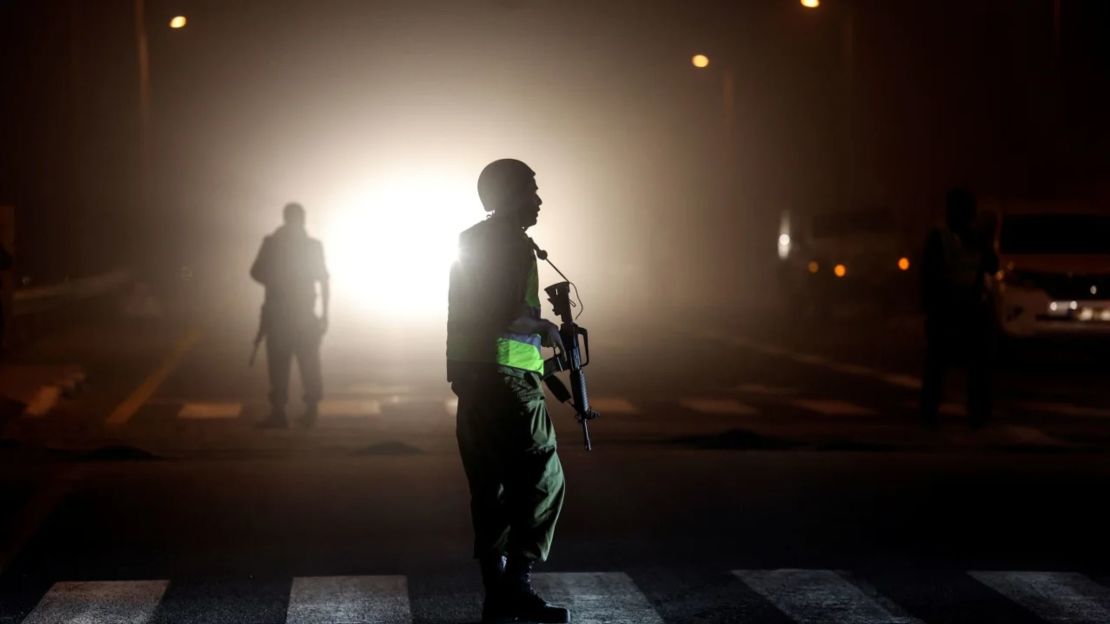 La silueta de un soldado israelí en una carretera cerca de la frontera con Gaza, el 12 de octubre de 2023.