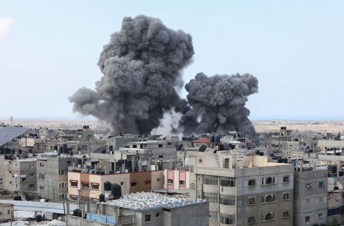 Columnas de humo durante un ataque aéreo israelí en Rafah, en el sur de Gaza, el 12 de octubre.