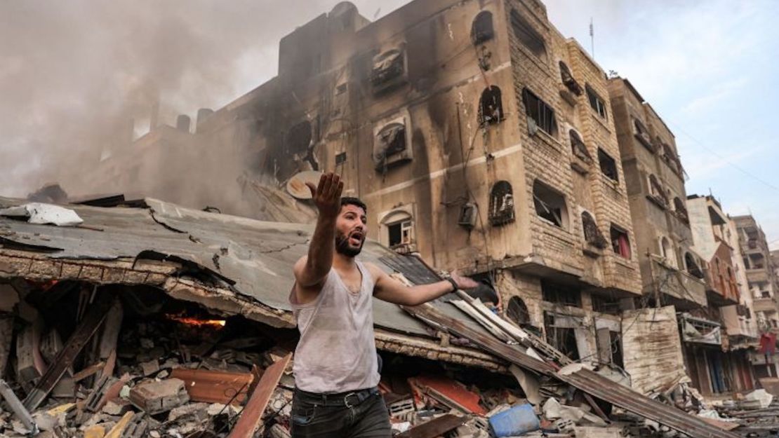 Un hombre reacciona ante un edificio derrumbado en llamas tras un bombardeo israelí en la ciudad de Gaza el 11 de octubre de 2023.