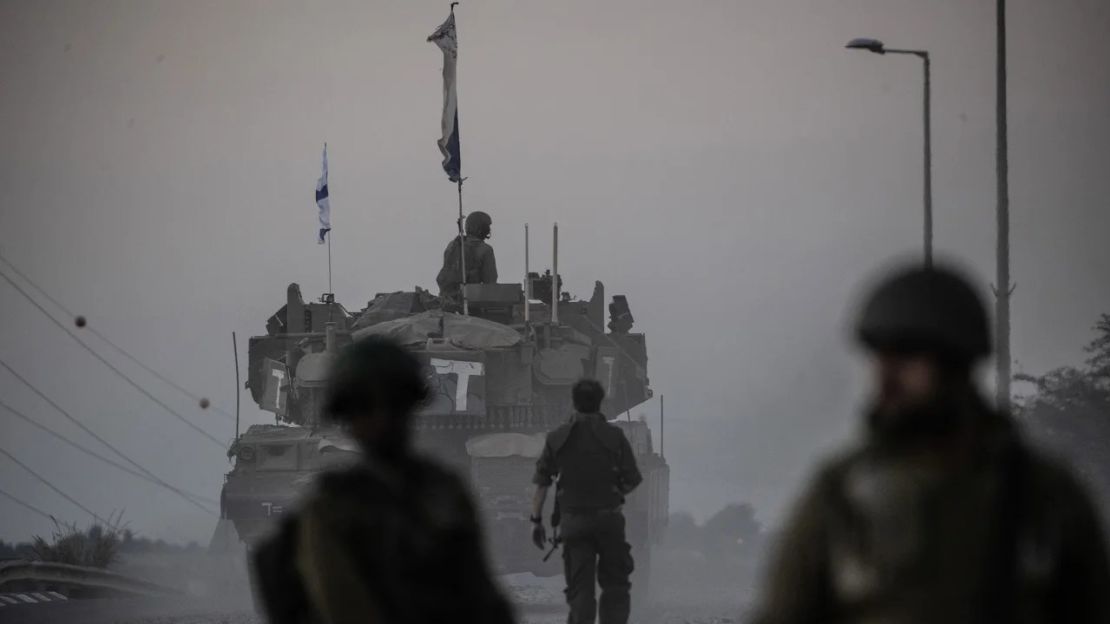 Tanques israelíes se mueven cerca de la frontera de Gaza mientras el ejército israelí despliega vehículos militares alrededor de Gaza, el 12 de octubre de 2023. Crédito: Mostafa Alkharouf/Anadolu/Getty Images)