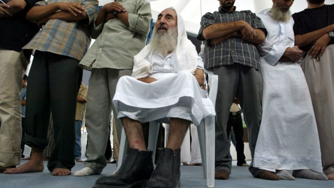 El jeque Ahmed Yassin, líder espiritual de Hamas, reza en la ciudad de Gaza el 6 de septiembre de 2003.