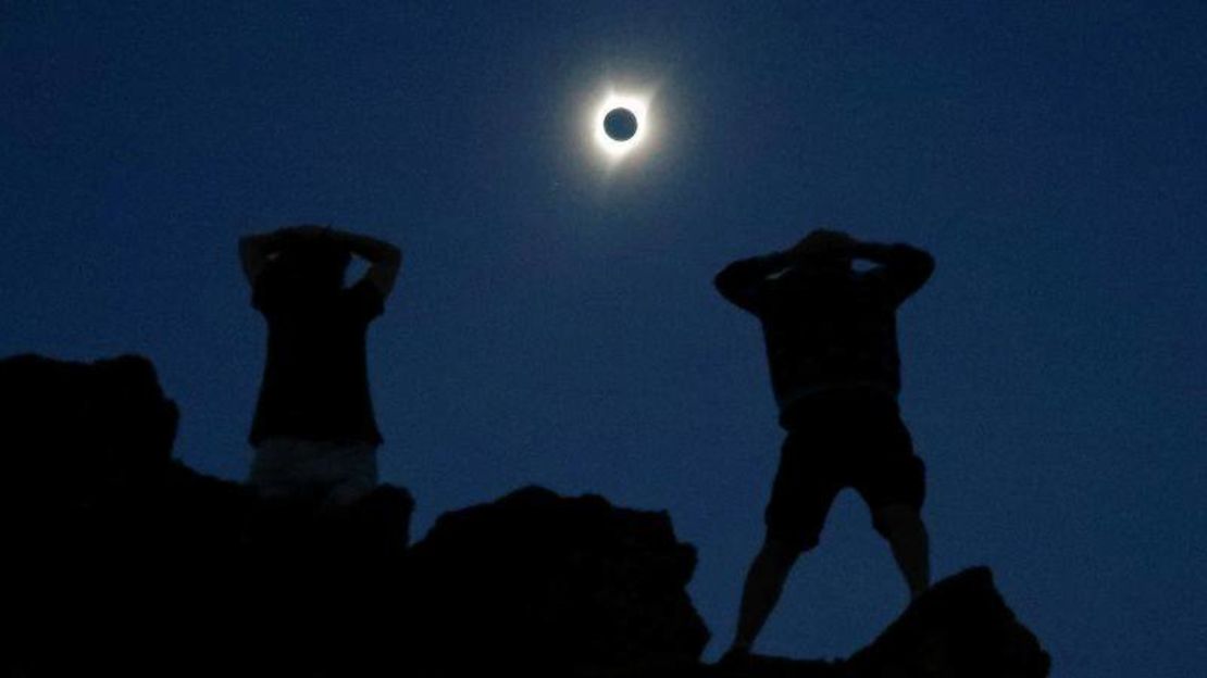 Los entusiastas observan un eclipse solar total cerca de Mitchell, Oregón, el 21 de agosto de 2017.