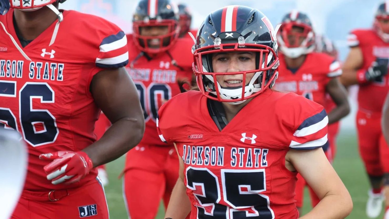 La pateadora de la Universidad Estatal de Jackson, Leilani Armenta (35), centro derecha, corre hacia el campo mientras se presenta al equipo durante su primer partido en casa de la temporada contra la Universidad Bethune Cookman el 23 de septiembre de 2023, en el Mississippi Veterans Memorial Stadium en Jackson, Mississippi.