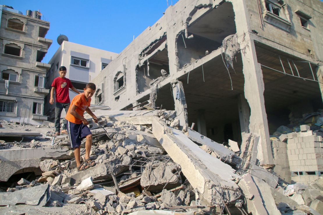 Niños palestinos inspeccionan los daños a sus hogares causados por los ataques aéreos israelíes.