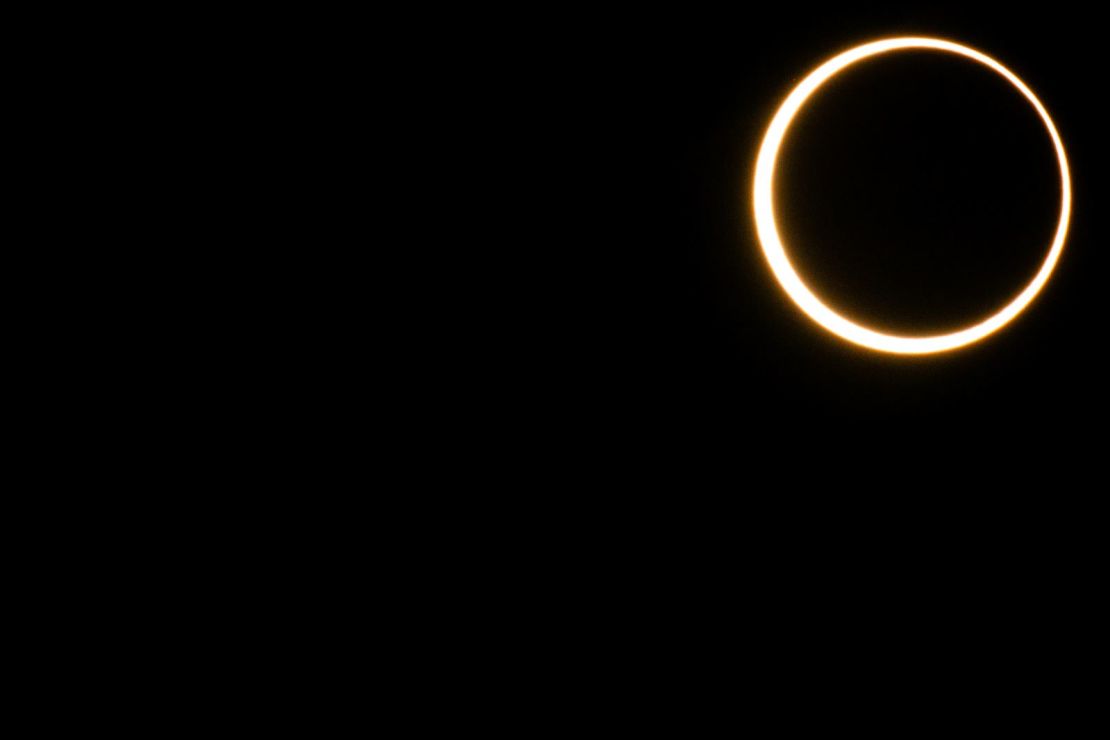 La luna desciende sobre el horizonte del sol durante un eclipse solar anular el 14 de octubre de 2023 en Kerrville, Texas. A diferencia de un eclipse solar total, la luna en un eclipse solar anular cubre parte de la luz del sol, creando el efecto de "anillo de fuego".