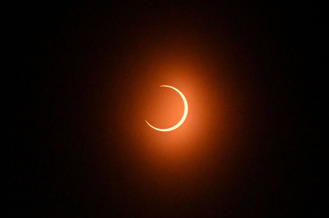 La luna cruza el sol durante el eclipse solar anular visto desde el Observatorio Astronómico de la Universidad Nacional Autónoma de Honduras (UNAH) en Tegucigalpa.