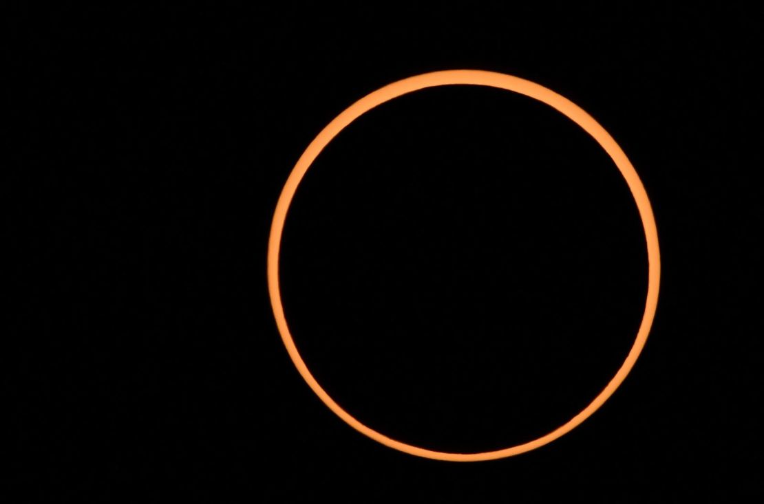 El efecto de "anillo de fuego" durante el eclipse anular de sol sobre Albuquerque, Nuevo México, el 14 de octubre de 2023.