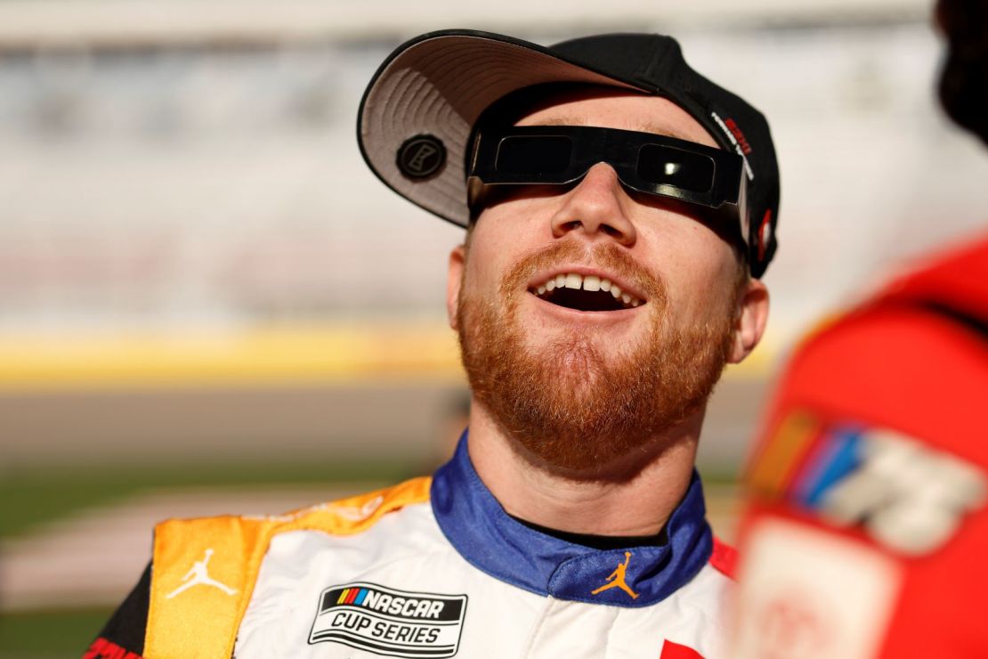 Tyler Reddick, conductor del Toyota Jordan Brand número 45, usa gafas con filtro solar para ver el eclipse solar del "anillo de fuego" durante la práctica de la NASCAR Cup Series South Point 400 en Las Vegas Motor Speedway el 14 de octubre de 2023 en Las Vegas.