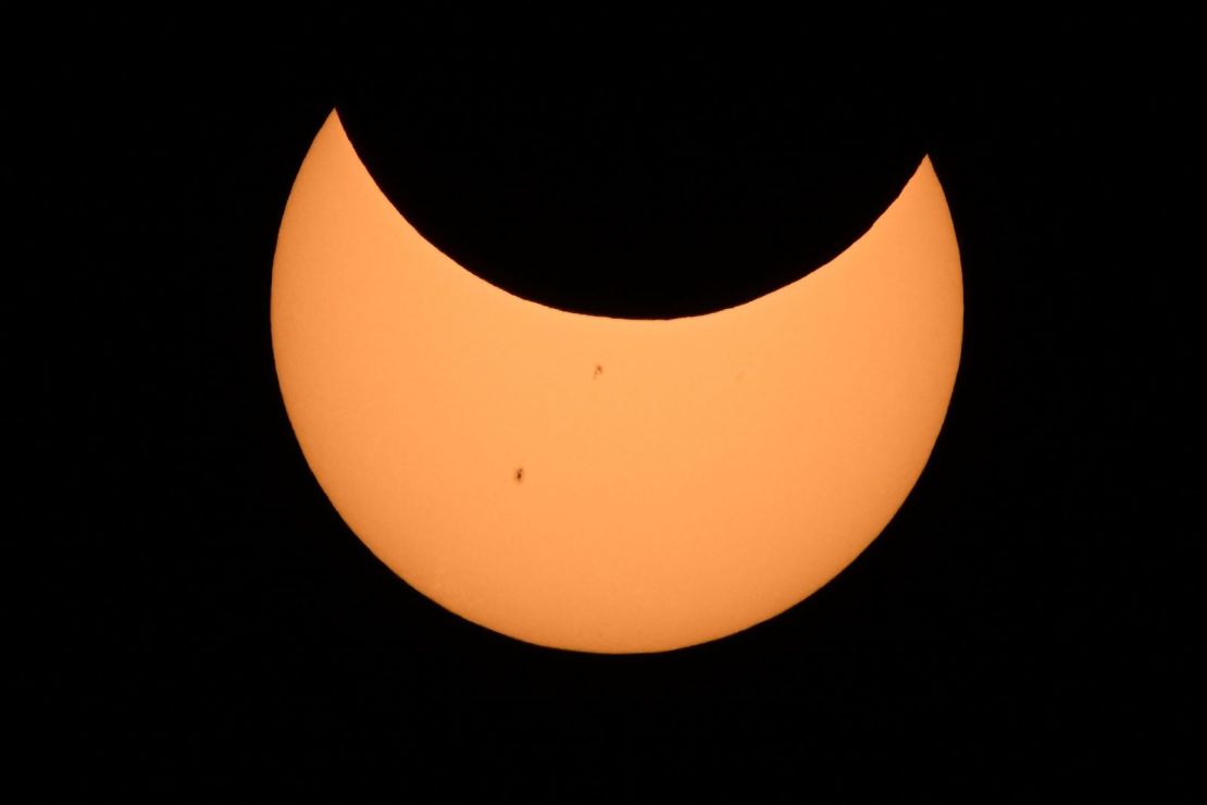 La Luna cruza frente al Sol sobre Albuquerque, Nuevo México, durante un eclipse anular el 14 de octubre de 2023.