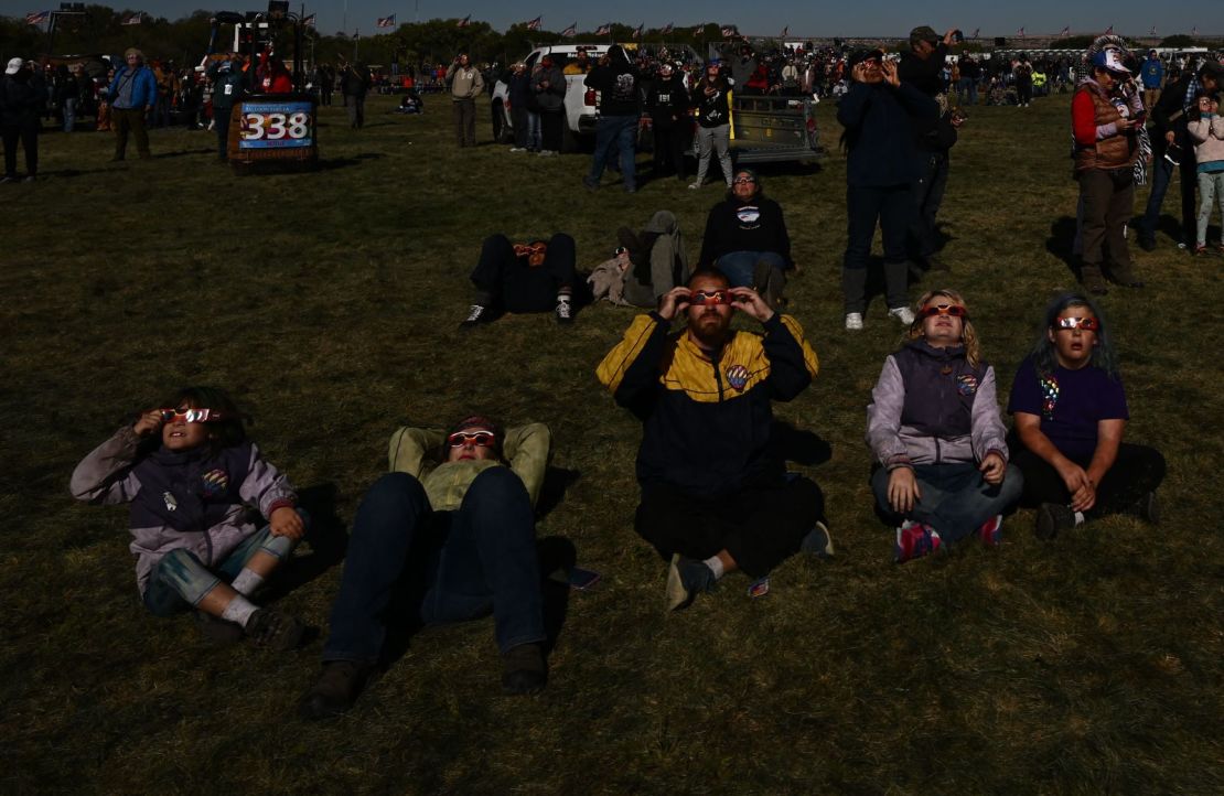 La gente observa el eclipse solar anular en la 51.ª Fiesta Internacional de Globos de Albuquerque en Albuquerque, Nuevo México, el 14 de octubre de 2023.