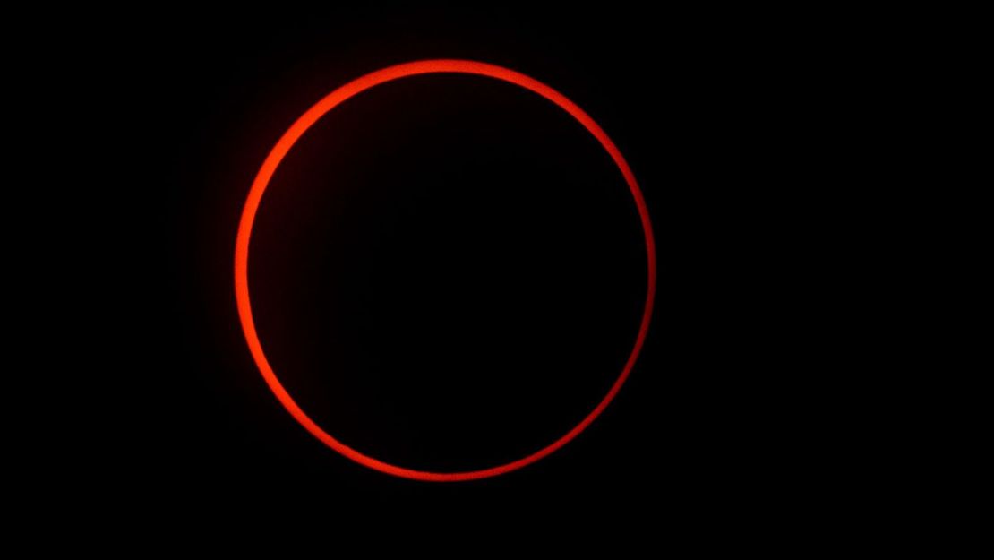 El efecto "anillo de fuego" durante el eclipse solar anular se ve desde Penonomé, Panamá, el 14 de octubre de 2023.