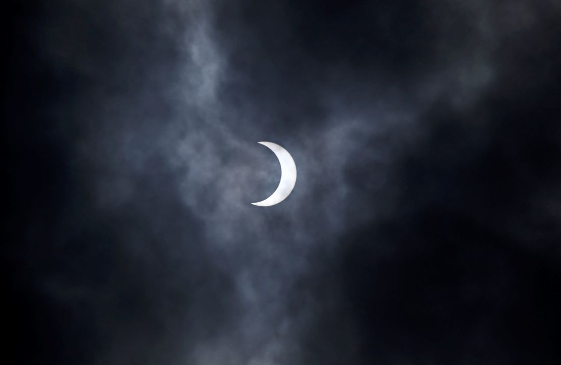 La luna cruza frente al sol durante el eclipse solar anular en la Ciudad de México el 14 de octubre de 2023.