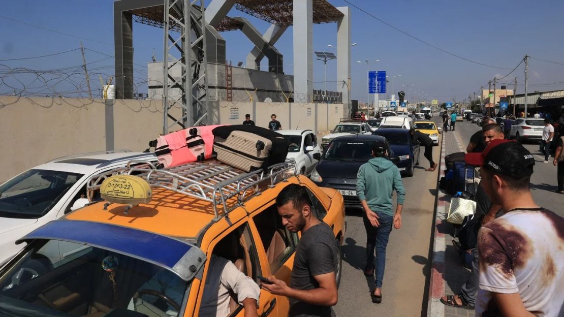 Los palestinos esperan en el cruce fronterizo de Rafah.