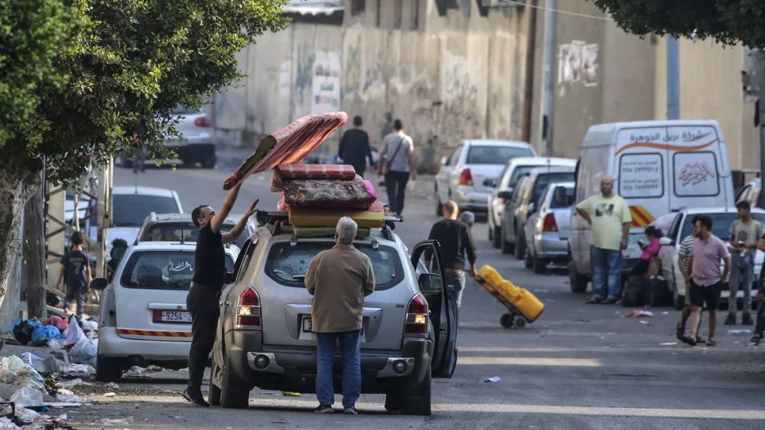 Los residentes de la ciudad de Gaza cargan un automóvil con sus pertenencias cuando comienzan a evacuar el 14 de octubre.