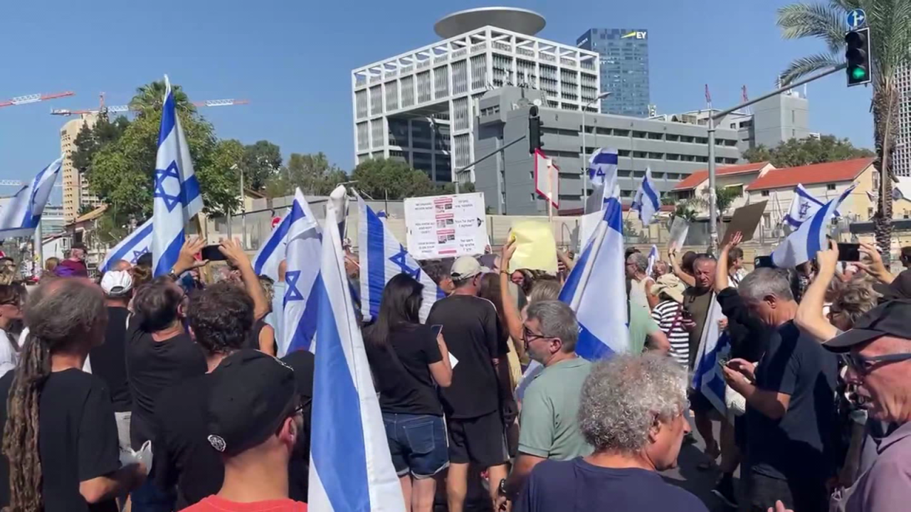 CNNE 1477289 - protesta en tel aviv- familiares de rehenes de hamas exigen su rescate