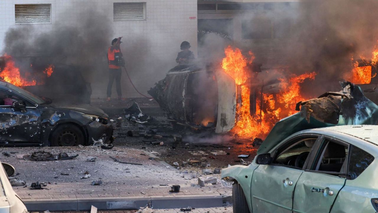 CNNE 1477318 - "un misil cayo sobre mi edificio"- la guerra en primera persona