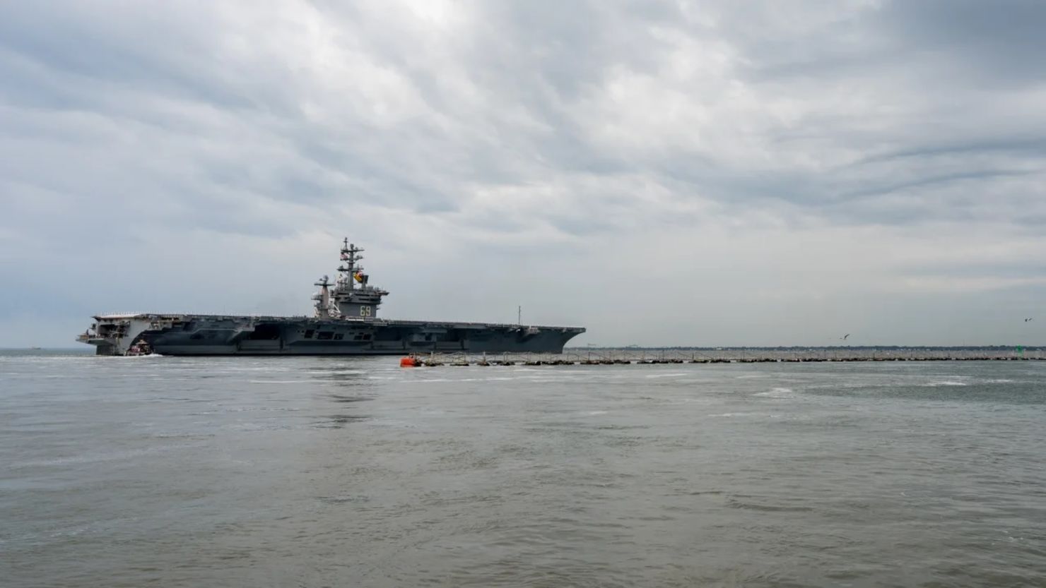 El portaaviones USS Dwight D. Eisenhower se despliega desde la estación naval de Norfolk, el 14 de octubre de 2023.