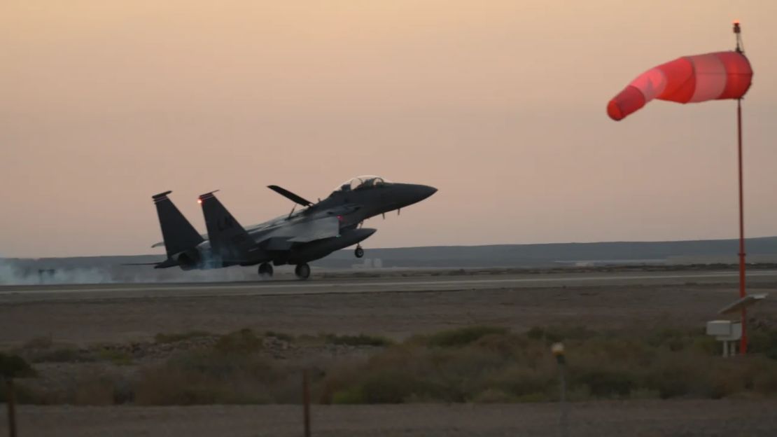 Un F-15E Strike Eagle de la Fuerza Aérea de EE.UU. aterriza en el área de operaciones del Comando Central de EE.UU. el 13 de octubre de 2023.