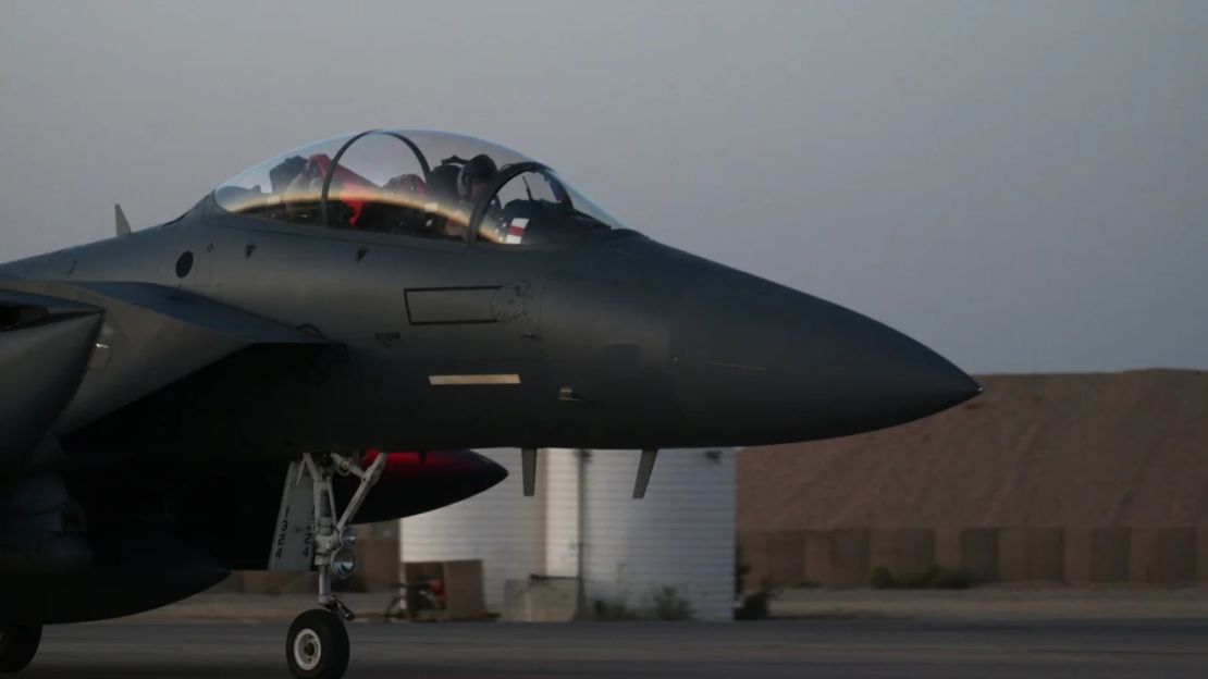 La tripulación aérea a bordo de un F-15E Strike Eagle de la Fuerza Aérea de Estados Unidos celebra su llegada al área de operaciones del Comando Central de EE.UU, el 13 de octubre de 2023.