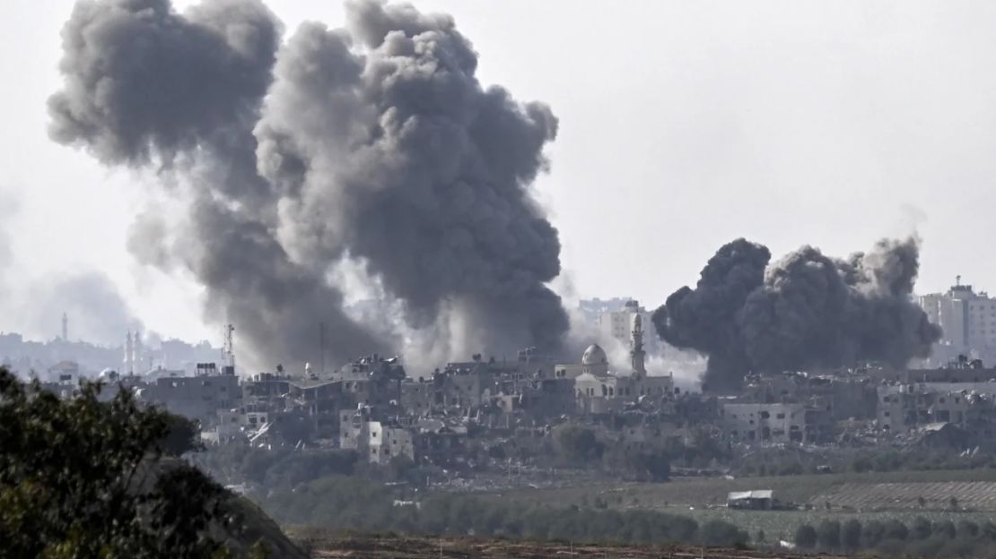 Una fotografía tomada desde Sderot muestra columnas de humo elevándose sobre los edificios durante un ataque israelí en el norte de Gaza el 14 de octubre.