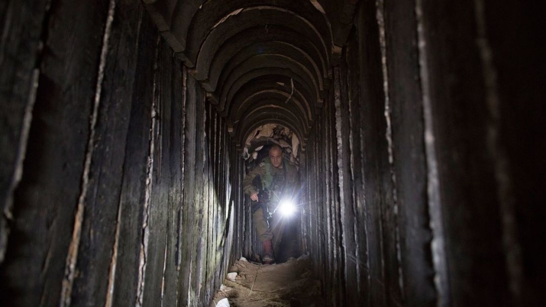 Un comandante israelí recorre los túneles de Hamas y la Yihad Islámica en febrero de 2018.