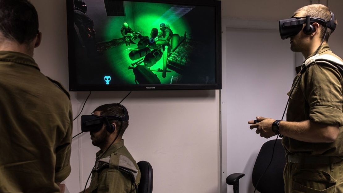 Soldados especiales de combate israelíes realizan un ejercicio de entrenamiento con tecnología de campo de batalla de realidad virtual para simular túneles de Hamas que conducen de Gaza a Israel en una base del Ejército israelí en Petach Tikva en abril de 2017.