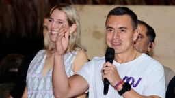 El presidente electo de Ecuador Daniel Noboa de la coalición Acción Nacional Democrática (D) habla junto a su esposa Lavinia Valbonesi (I) después de ganar la segunda vuelta presidencial en la costa de Olón el 15 de octubre de 2023 en Santa Elena, Ecuador.